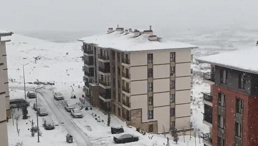 METEOROLOJİNİN UYARI YAPTIĞI ELAZIĞ’DA KAR YAĞIŞI ARALIKLARLA SÜRÜYOR