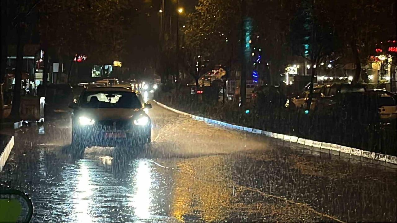 METEOROLOJİNİN YAĞIŞ UYARISINDA BULUNDUĞU HATAY’DA YAĞMUR ETKİSİNİ SÜRDÜRÜRKEN, YÜKSEK...