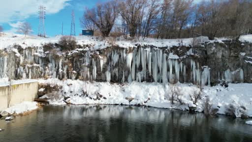 Metrelerce yüksekliğindeki buz sarkıtlar ilgi görüyor