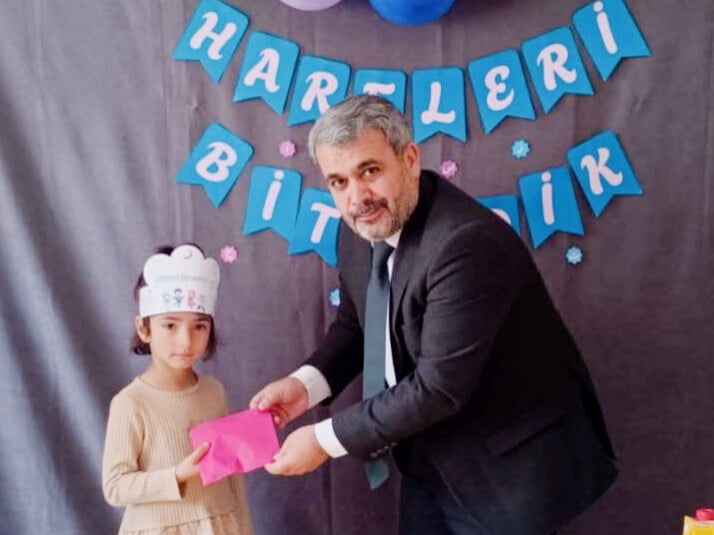 MİNİK ÖĞRENCİLERDEN HARFLERİ BİTİRME SEVİNCİ