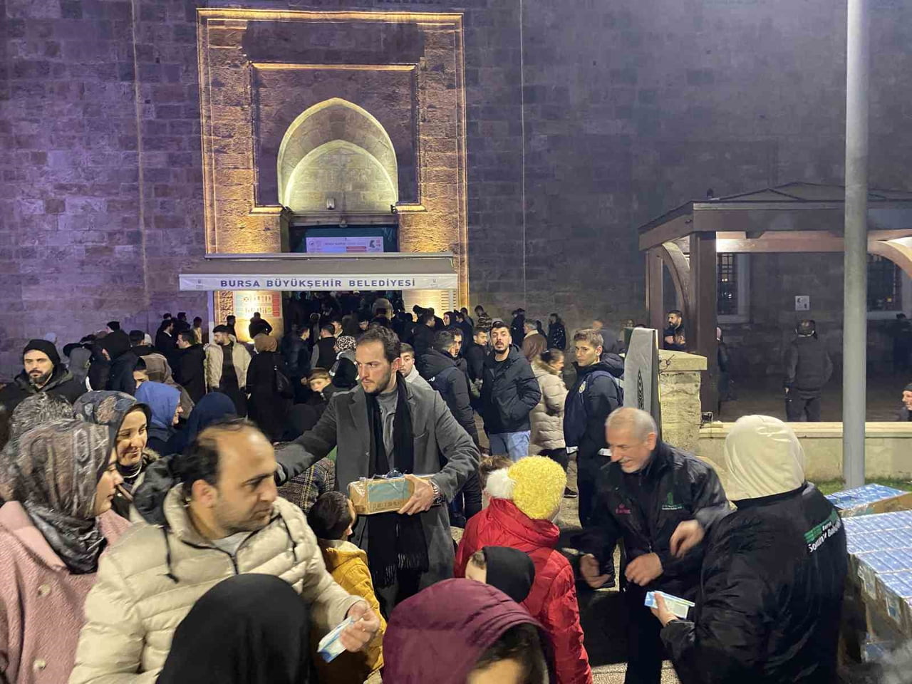 MİRAÇ KANDİLİ DOLAYISIYLA BURSA’DA VATANDAŞLAR CAMİLERE AKIN EDEREK MÜBAREK GECEYİ DUALARLA İDRAK...