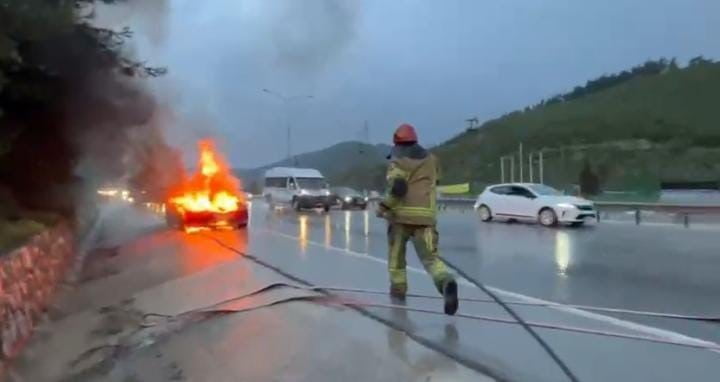 MUDANYA YOLU’NDA MOTOR ARIZASI NEDENİYLE DURAN OTOMOBİL, KISA SÜREDE ALEV ALEV YANDI.