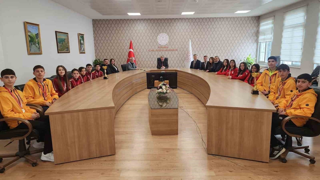 MÜDÜR YILMAZ, KROS MÜSABAKALARINDA DERECE ELDE EDEN ÖĞRENCİLERİ KABUL ETTİ