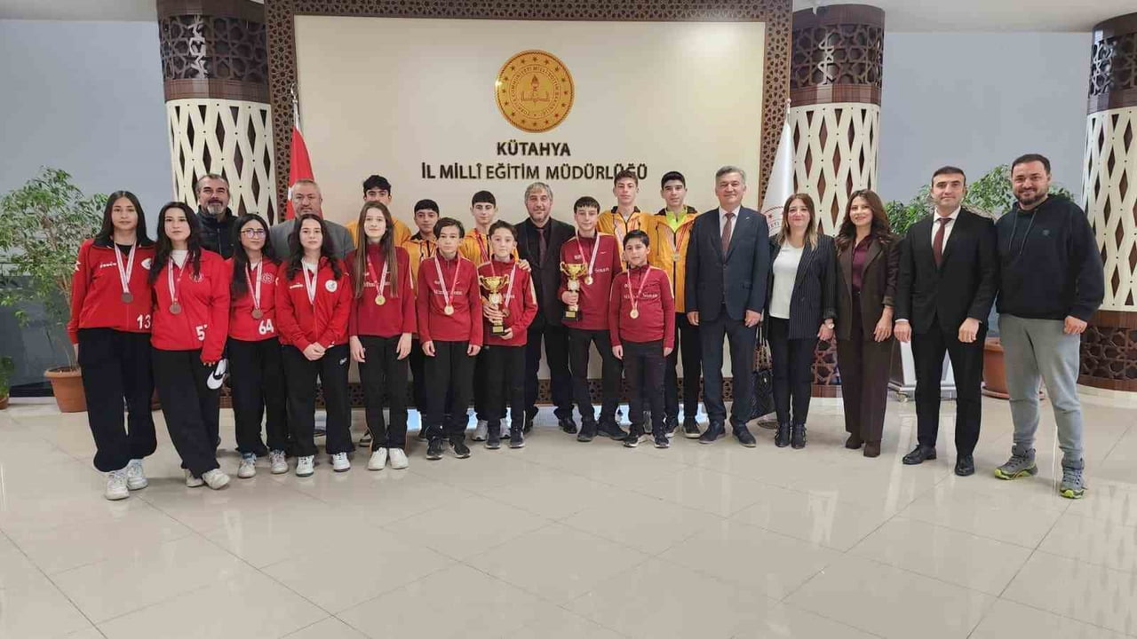 MÜDÜR YILMAZ, KROS MÜSABAKALARINDA DERECE ELDE EDEN ÖĞRENCİLERİ KABUL ETTİ