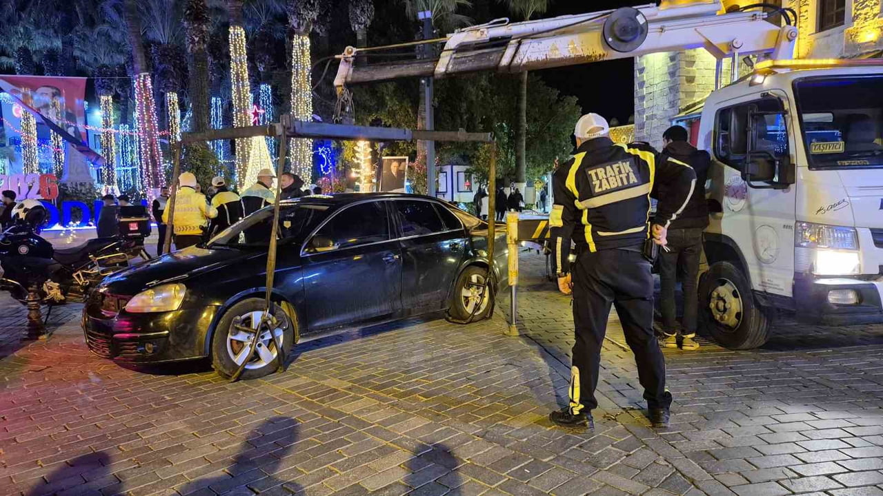 MUĞLA'NIN BODRUM İLÇESİNDE YENİ YIL COŞKUSU YAŞANIRKEN, GÜVENLİĞİN SAĞLANMASI AMACIYLA POLİS...