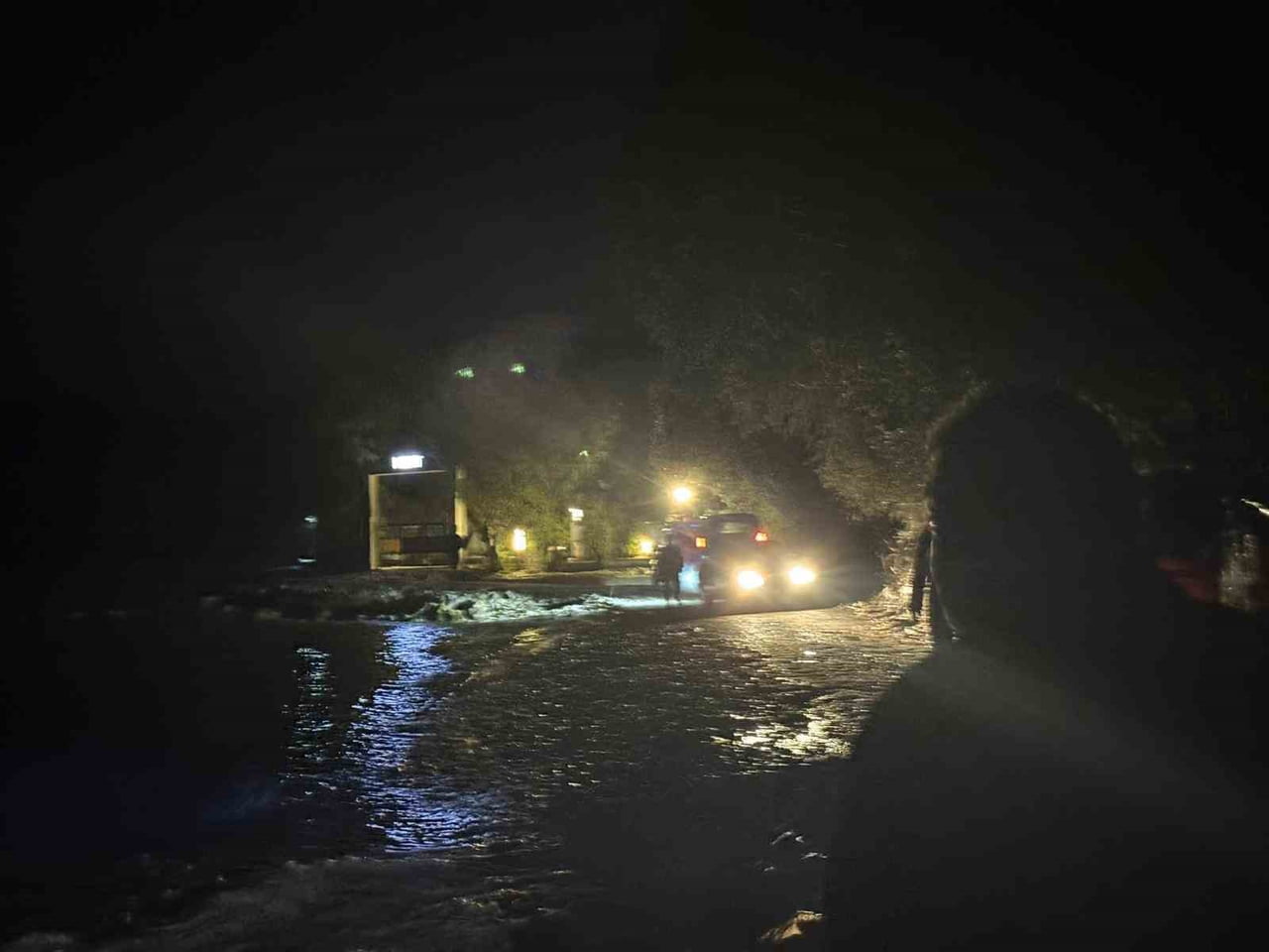 MUĞLA'NIN DATÇA İLÇESİNDE ARACIYLA TAŞAN DEREDEN GEÇMEYE ÇALIŞTIĞI ESNADA SELE KAPILAN VE...