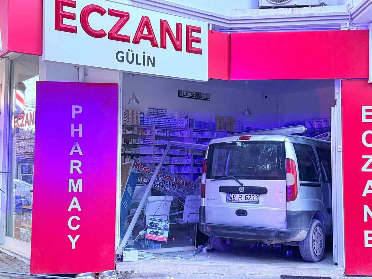 MUĞLA'NIN DATÇA İLÇESİNDE İDDİAYA GÖRE FREN YERİNE GAZA BASAN SÜRÜCÜ İŞ YERİNE DALARKEN, KAZADA...