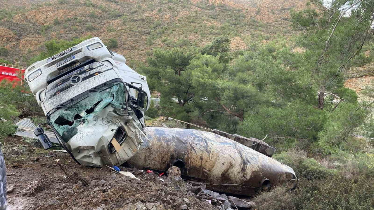 MUĞLA'NIN DATÇA İLÇESİNDE VİRAJI ALAMAYAN TIRIN DEVRİLMESİ SONUCU MEYDANA GELEN TRAFİK KAZASINDA 1...