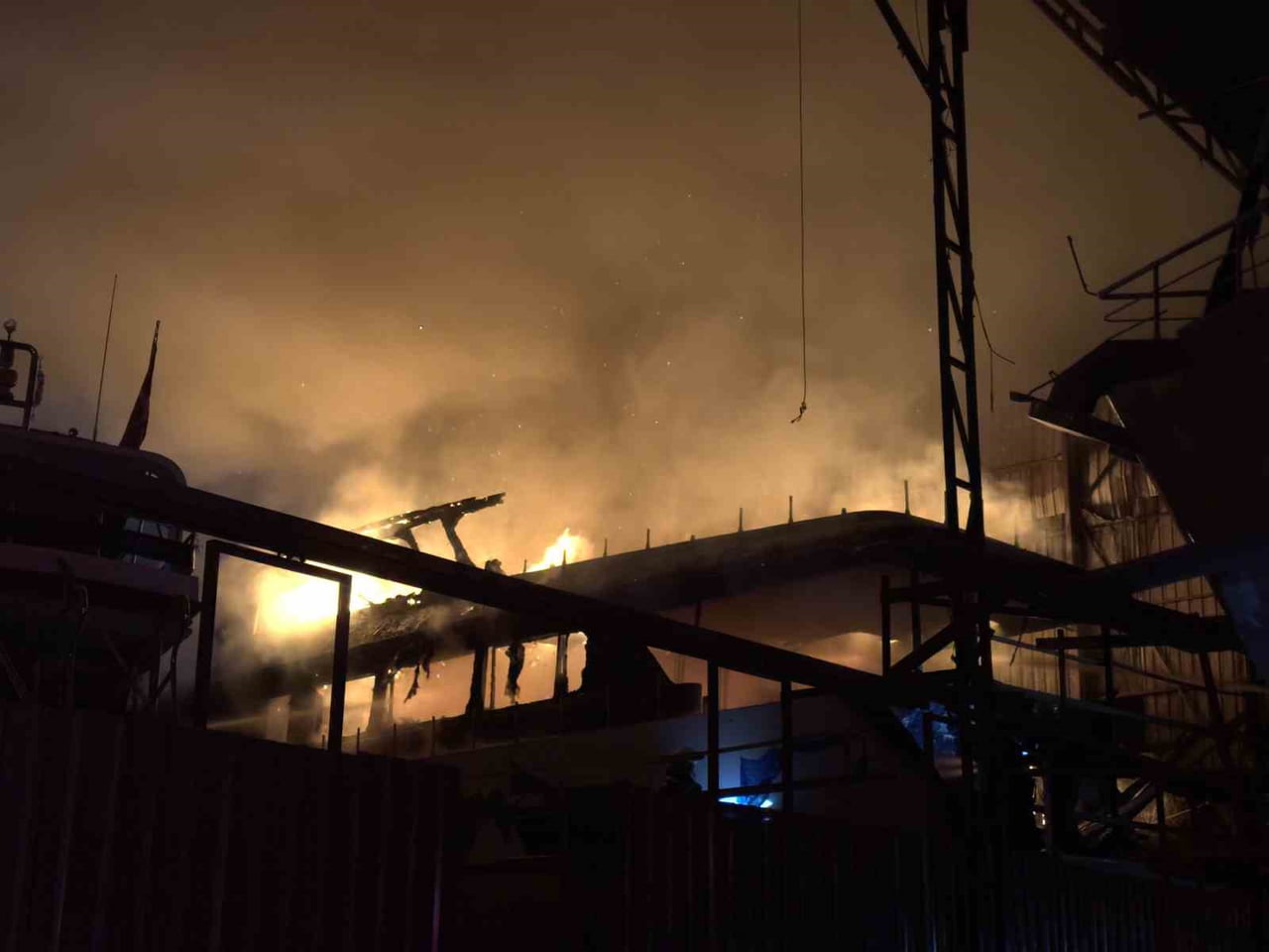 MUĞLA'NIN FETHİYE İLÇESİNDE AHŞAP TEKNENİN YANMASI SONUCU ÇIKAN YANGIN KISA SÜREDE BÜYÜRKEN...