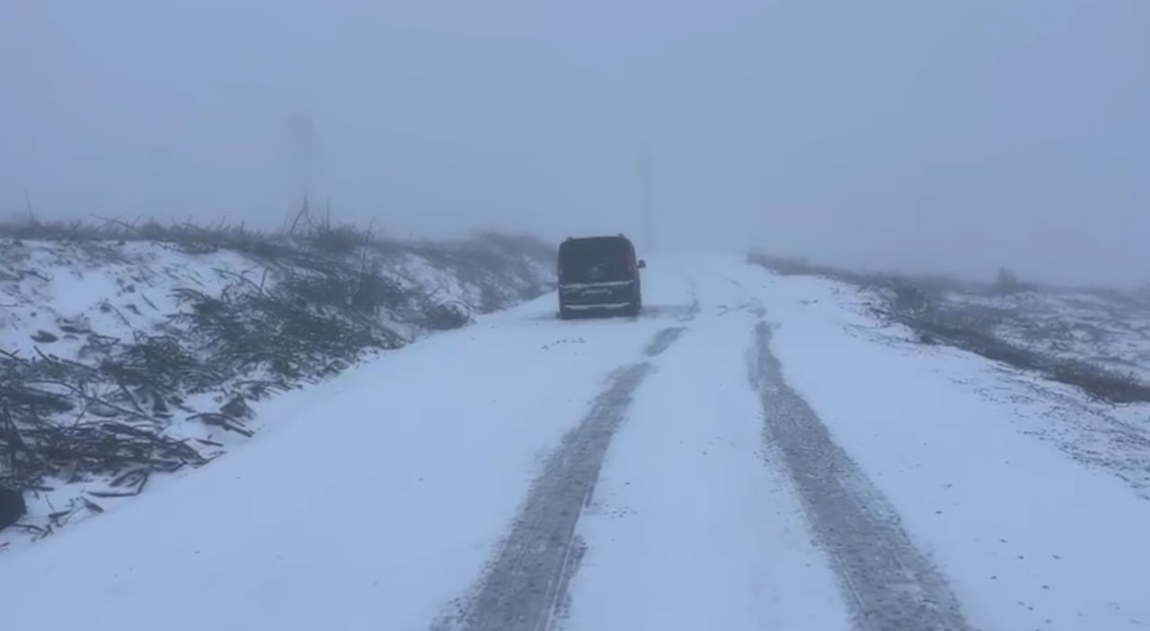 MUĞLA'NIN KAVAKLIDERE İLÇESİNDE KAR YAĞIŞI NEDENİYLE BUZLANAN YOLDA ARAÇLAR MAHSUR KALIRKEN...