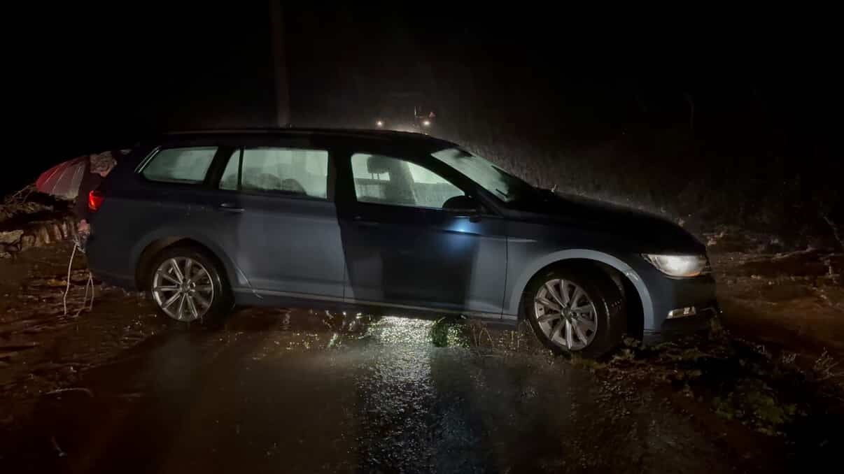 MUĞLA'NIN MARMARİS İLÇESİNDE SAĞANAK YAĞIŞ SEBEBİYLE DEREYE SAPLANAN BİR ARAÇ EKİPLERİN...