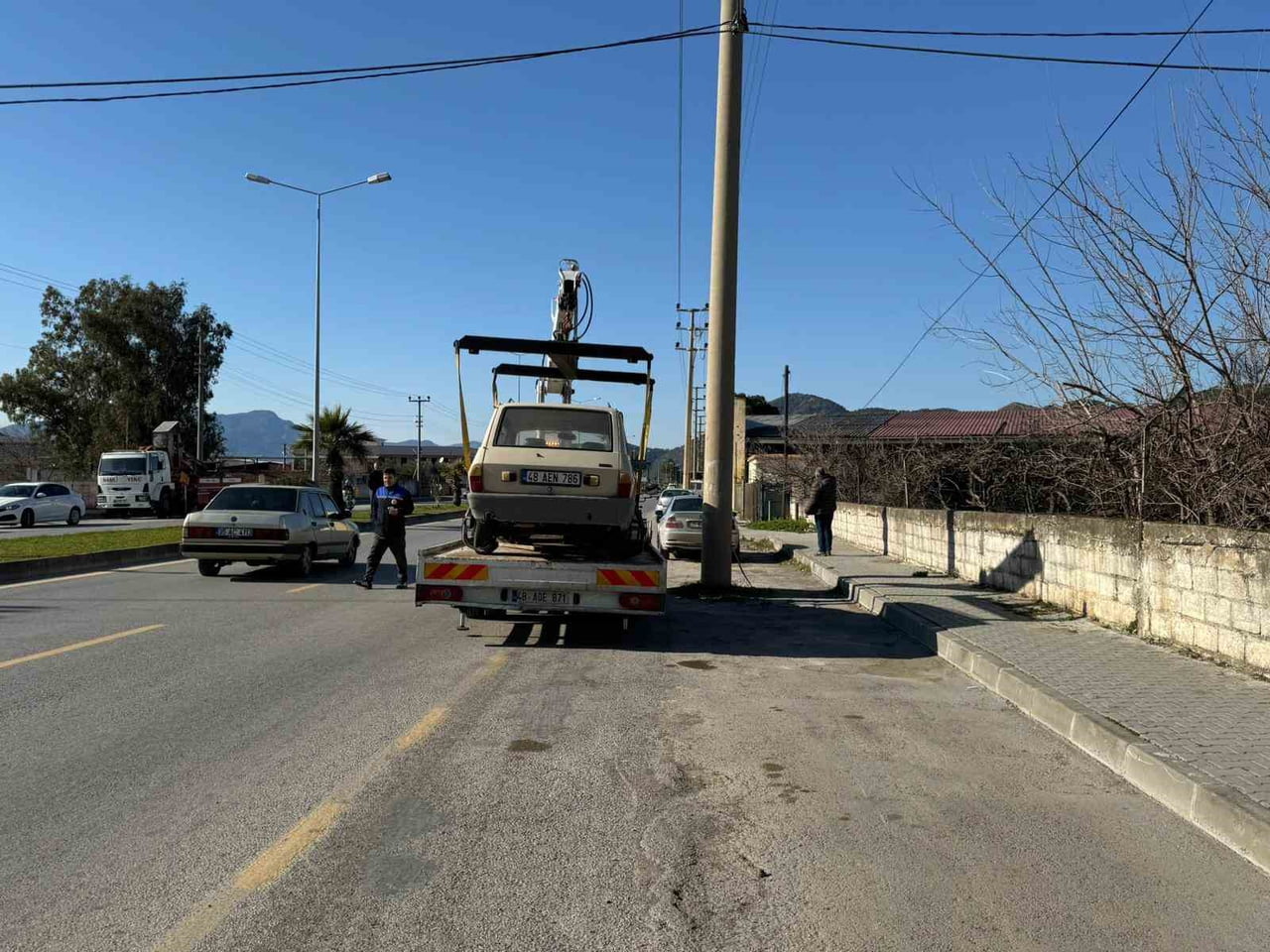 MUĞLA'NIN ORTACA İLÇESİNDE OTOMOBİLLE ÇARPIŞAN TİCARİ ARAÇ, REFÜJE SAVRULARAK TAKLA ATTI, KAZA ANI...