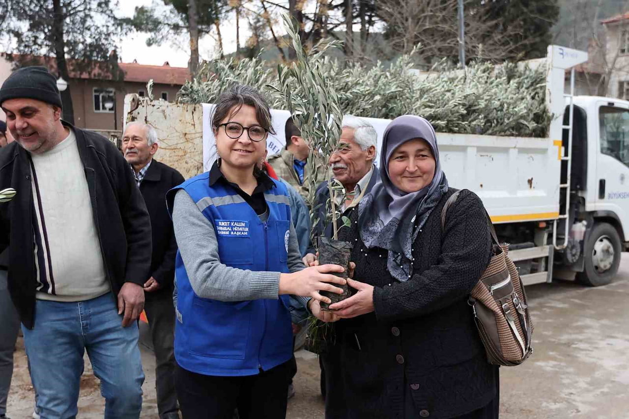 MUĞLA BÜYÜKŞEHİR BELEDİYESİ, ‘HER KAPIDA BİR FİDAN’ PROJESİ İLE İL GENELİNDE ÇALIŞMALARINA DEVAM...