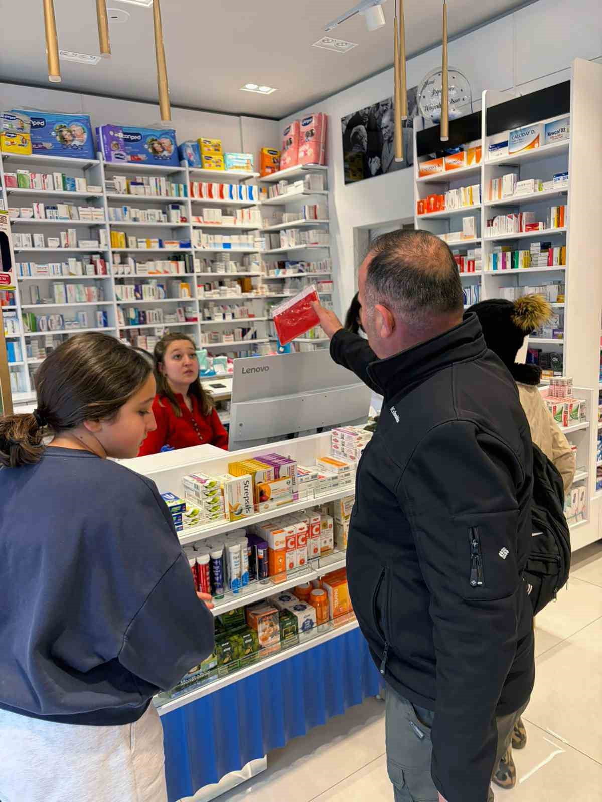 MUĞLA BÜYÜKŞEHİR BELEDİYESİ TÜRK BAYRAĞI DAĞITARAK DAYANIŞMA MESAJI VERDİ