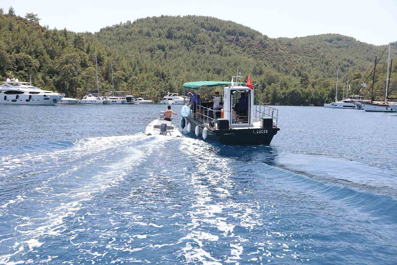 MUĞLA BÜYÜKŞEHİR’DEN GÖKOVA VE GÖCEK’TE KAPSAMLI KIYI TEMİZLİĞİ