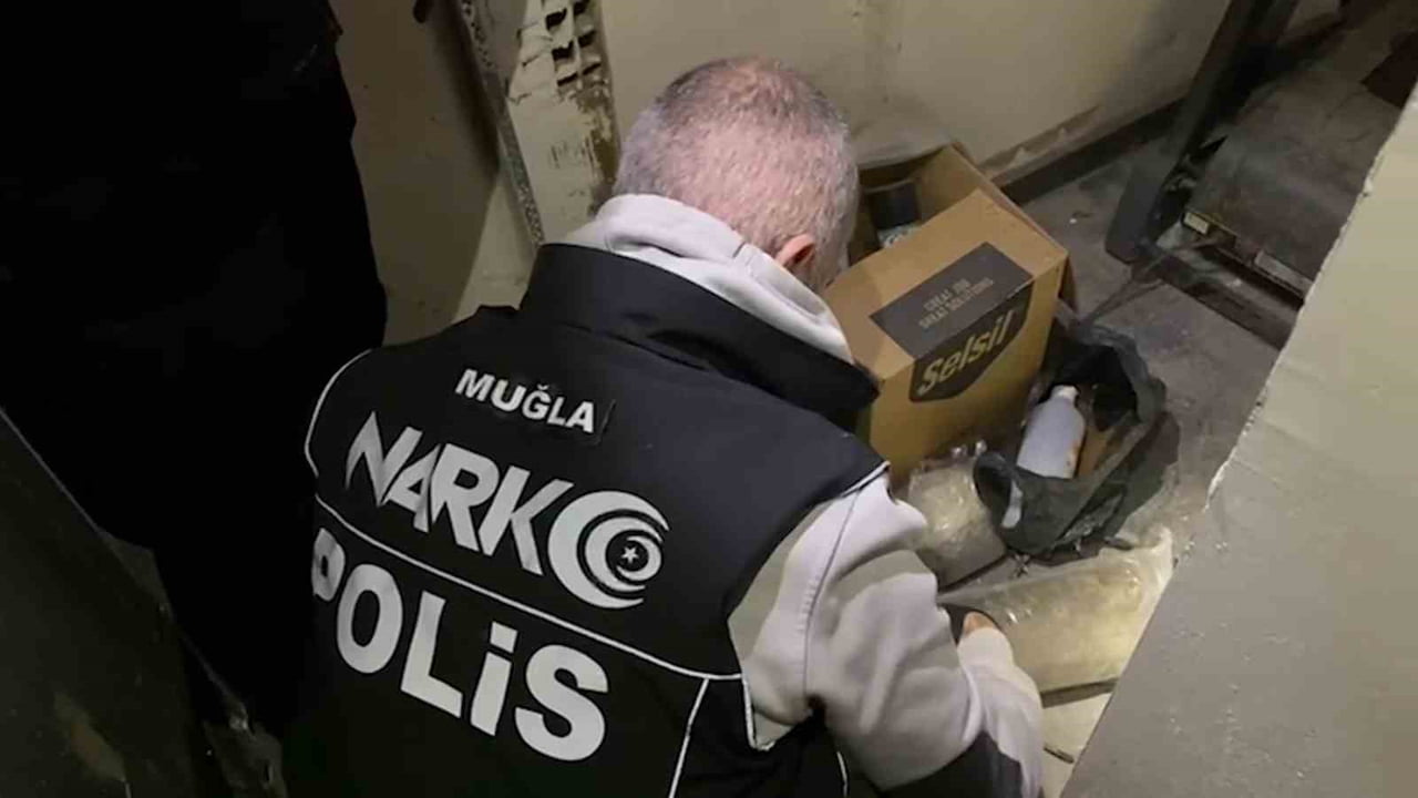 MUĞLA EMNİYET MÜDÜRLÜĞÜ NARKOTİK EKİPLERİ TARAFINDAN MARMARİS İLÇESİNDE DÜZENLENEN UYUŞTURUCU...
