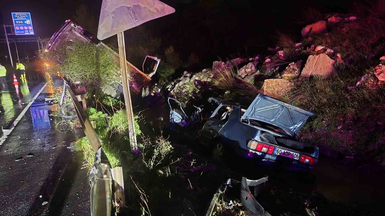 MUĞLA’NIN BODRUM İLÇESİNDE 3 ARACIN KARIŞTIĞI TRAFİK KAZASINDA ORTALIK ADETA SAVAŞ ALANINA DÖNDÜ....