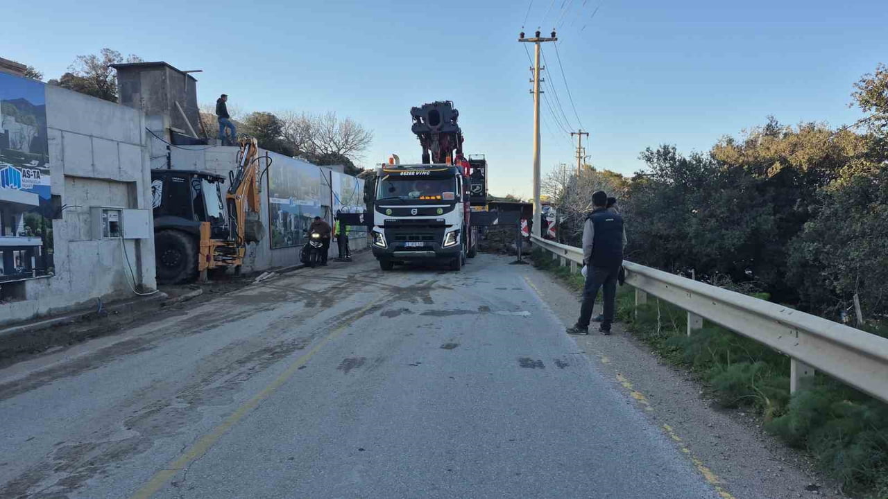 MUĞLA’NIN BODRUM İLÇESİNDE YOL KENARINDAKİ ÇUKURA GİREN HAFRİYAT KAMYONU DEVRİLDİ.