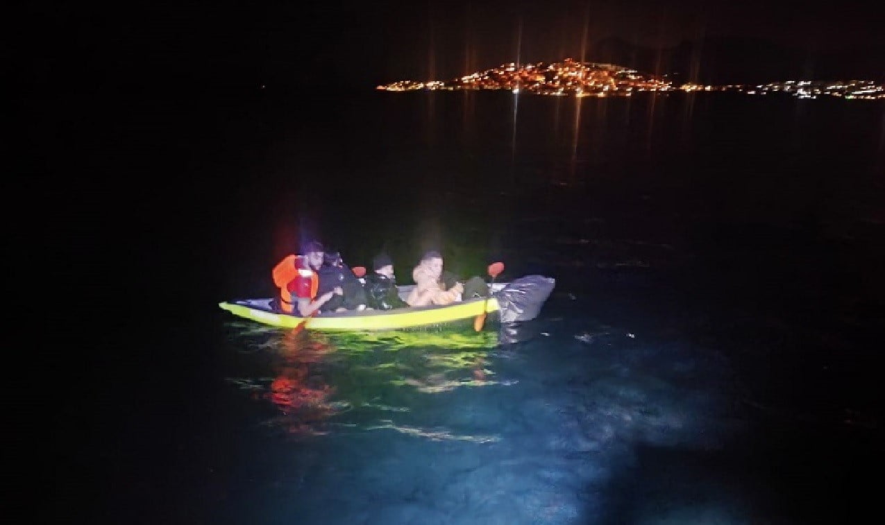 MUĞLA’NIN BODRUM İLÇESİNDEN KANO İLE YUNAN ADALARINA GEÇMEYE ÇALIŞAN 4 GÖÇMEN YAKALANDI.