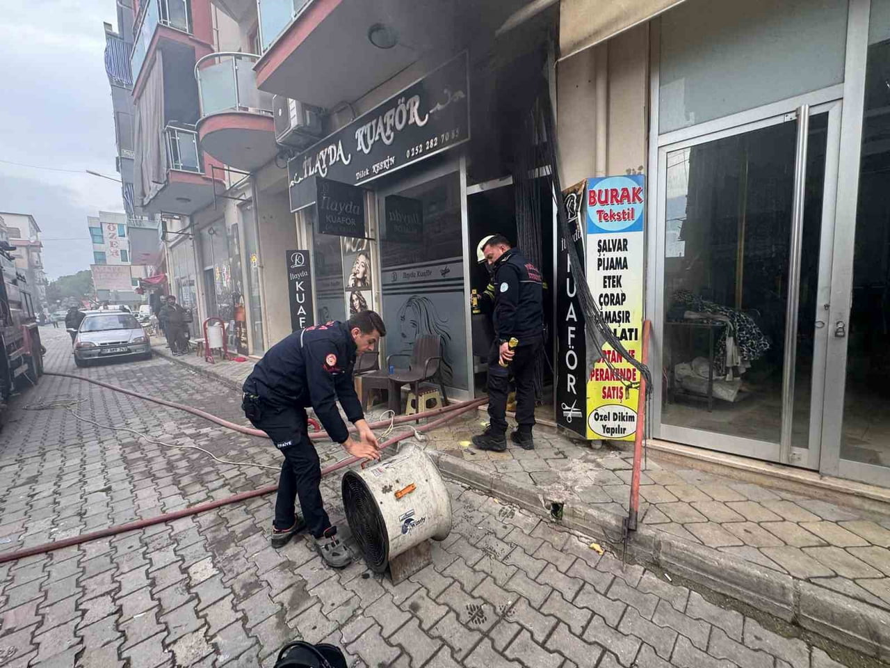 MUĞLA’NIN ORTACA İLÇESİNDE BİR KUAFÖR İŞLETMESİNDEN BİR ANDA YÜKSELEN DUMANLAR PANİĞE NEDEN...