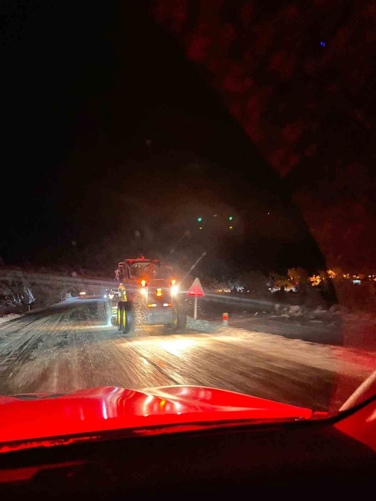 MUĞLA’NIN SEYDİKEMER İLÇESİNE BAĞLI KARABEL MEVKİİNDE ETKİLİ OLAN KAR YAĞIŞI NEDENİYLE ARAÇLAR...
