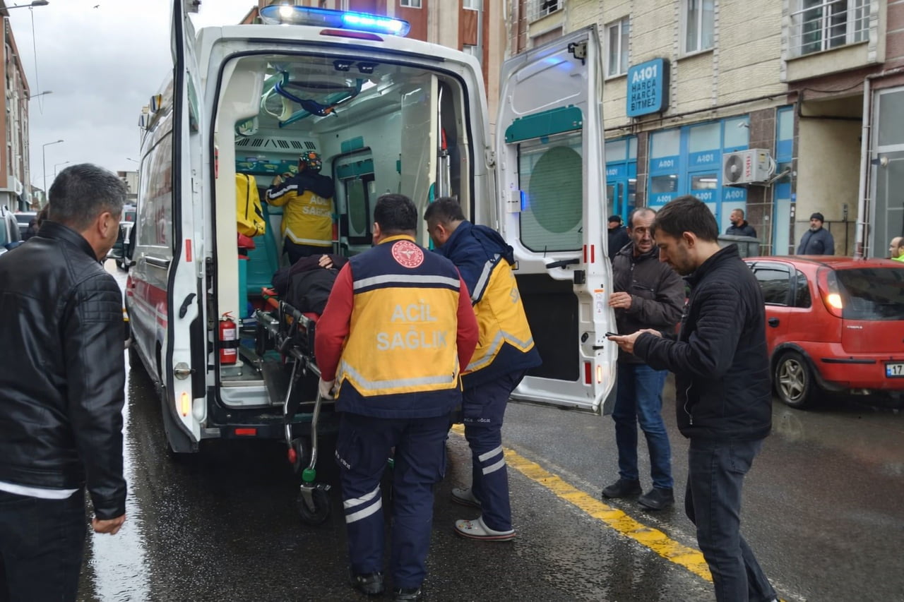 MURATLI İLÇESİNDE YOLUN KARŞISINA GEÇMEK İSTEYEN YAYA, MOTOSİKLETİN ÇARPMASI SONUCU...