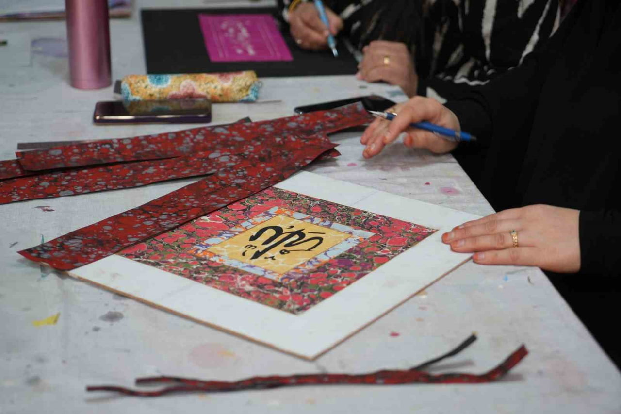 MUŞ'TA AÇILAN EBRU SANATI KURSU, ŞEHİT YAKINLARI VE GAZİLERDEN YOĞUN İLGİ GÖRÜYOR.