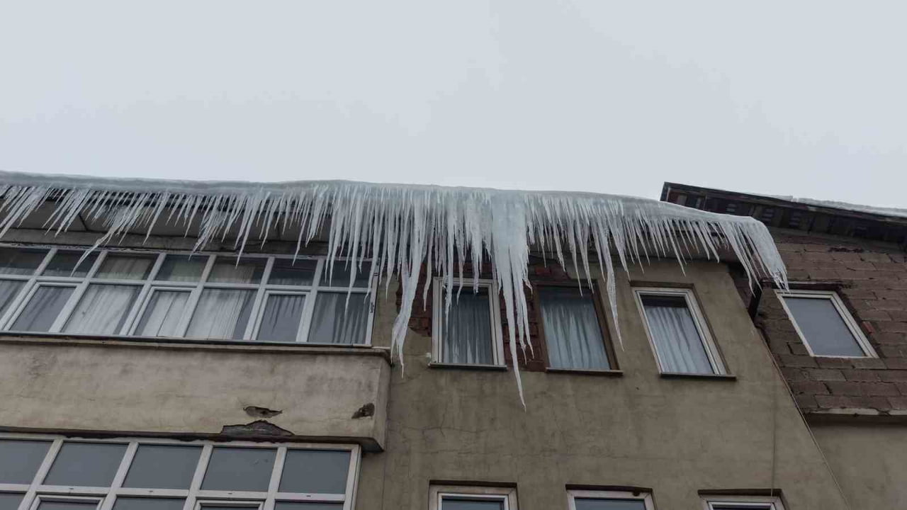 MUŞ'TA KAR YAĞIŞININ ARDINDAN ETKİSİNİ ARTIRAN SİBİRYA SOĞUKLARI NEDENİYLE BİNA VE İŞ YERİ...