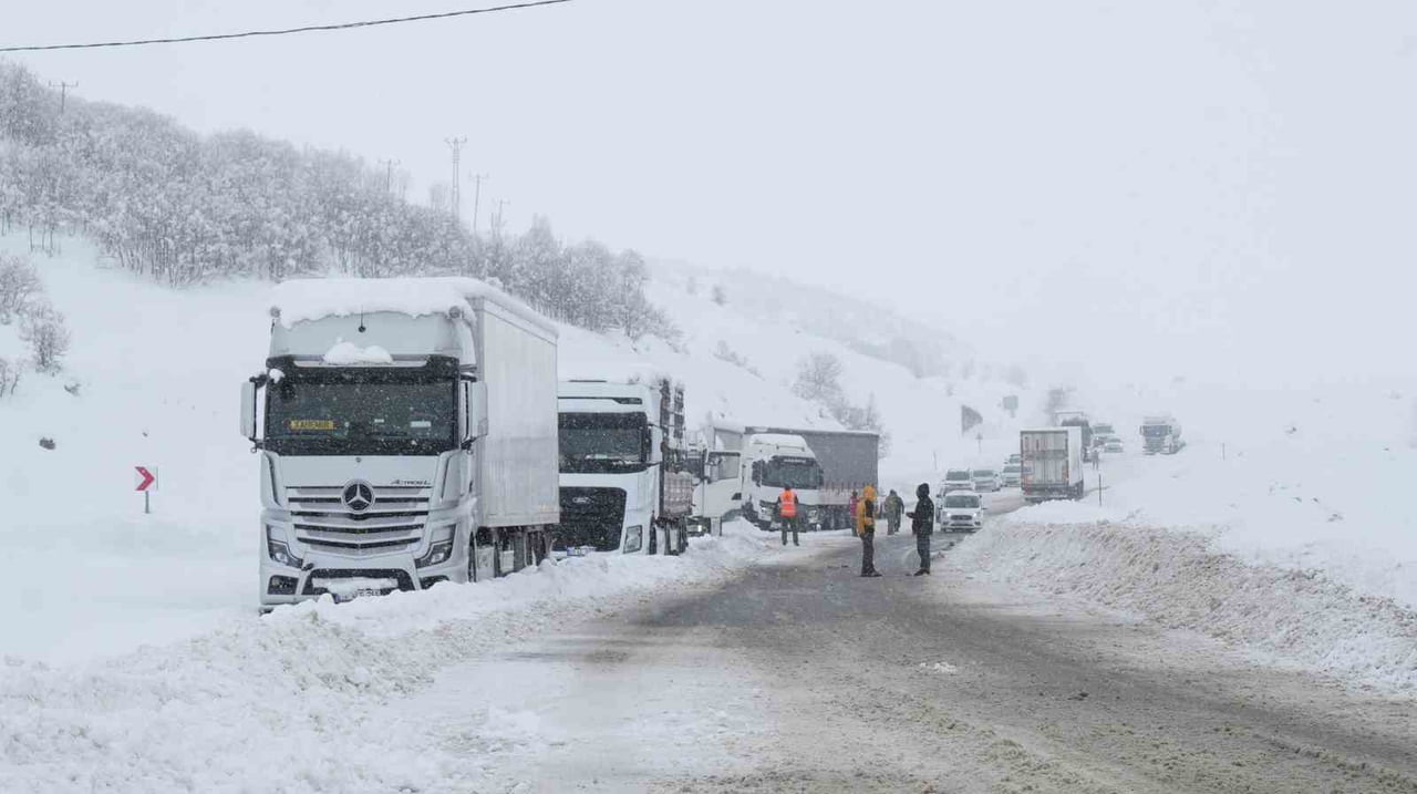 MUŞ-BİNGÖL KARA YOLUNDA ETKİLİ OLAN YOĞUN KAR YAĞIŞI VE TİPİ NEDENİYLE MAHSUR KALAN 60 ARAÇTA...