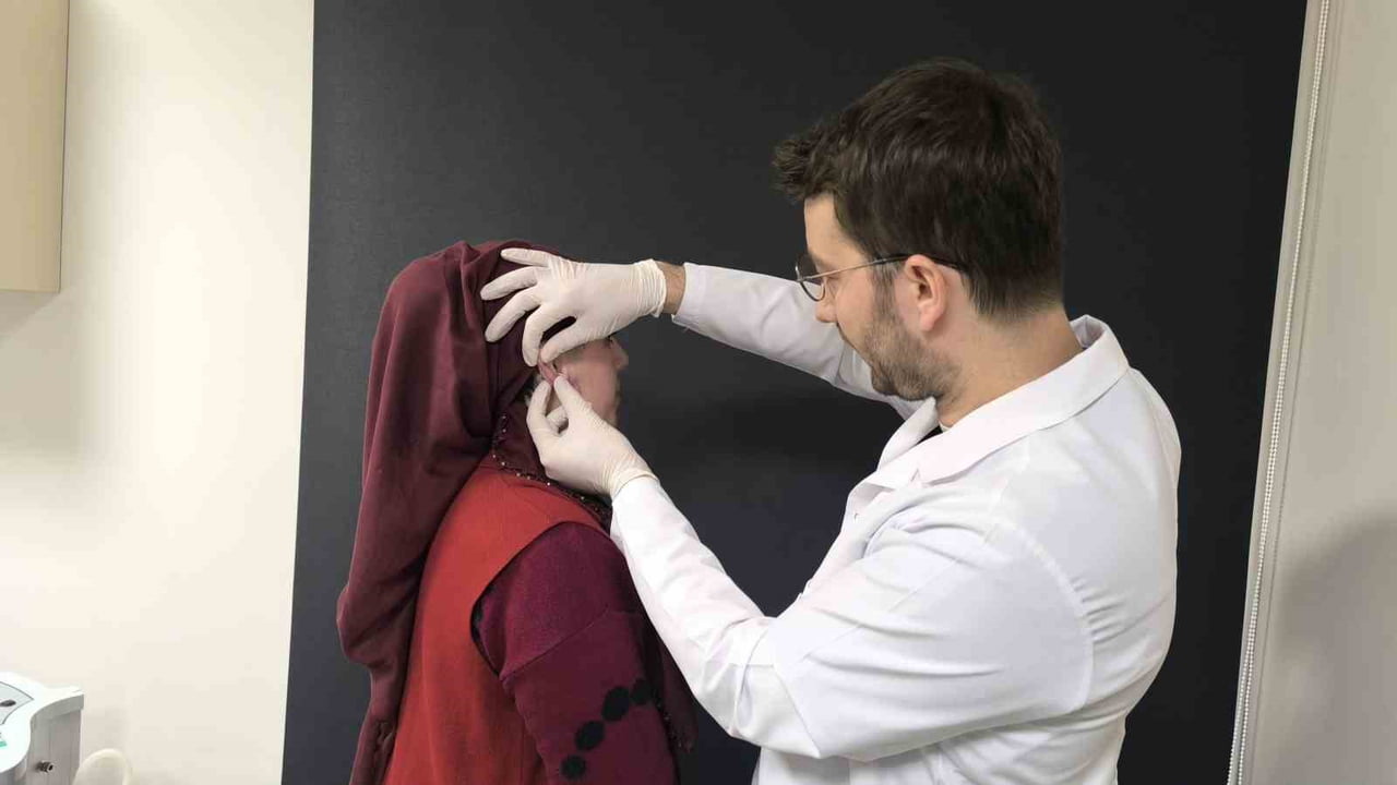 MUŞ DEVLET HASTANESİ’NDE, ÇOCUK YAŞTA KULAK DELDİRME SONRASI GELİŞEN VE YILLAR İÇİNDE BÜYÜYEN...