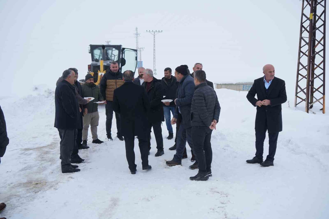 MUŞ GENELİNDE ETKİLİ OLAN YOĞUN KAR YAĞIŞI NEDENİYLE 142 KÖY YOLU ULAŞIMA KAPANIRKEN, İL ÖZEL...