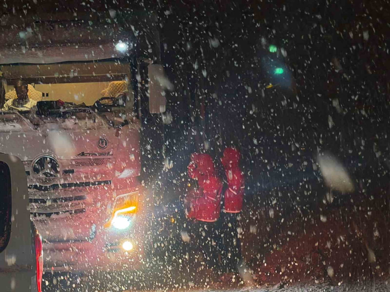 MUŞ’TA ETKİLİ OLAN KAR YAĞIŞI VE TİPİ NEDENİYLE YOLDA MAHSUR KALAN VATANDAŞLARIN YARDIMINA KIZILAY...