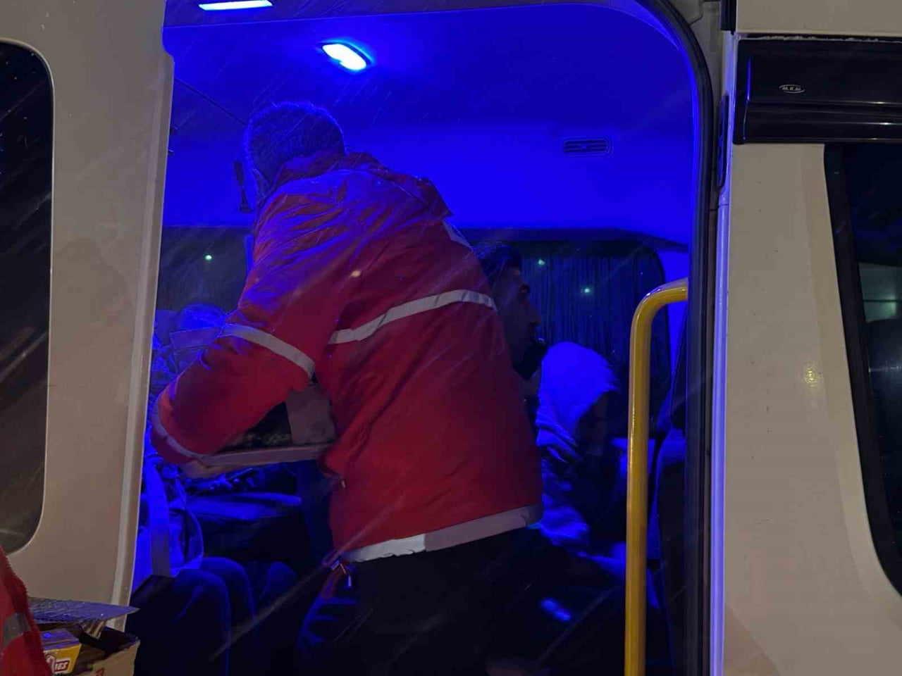 MUŞ’TA ETKİLİ OLAN KAR YAĞIŞI VE TİPİ NEDENİYLE YOLDA MAHSUR KALAN VATANDAŞLARIN YARDIMINA TÜRK...