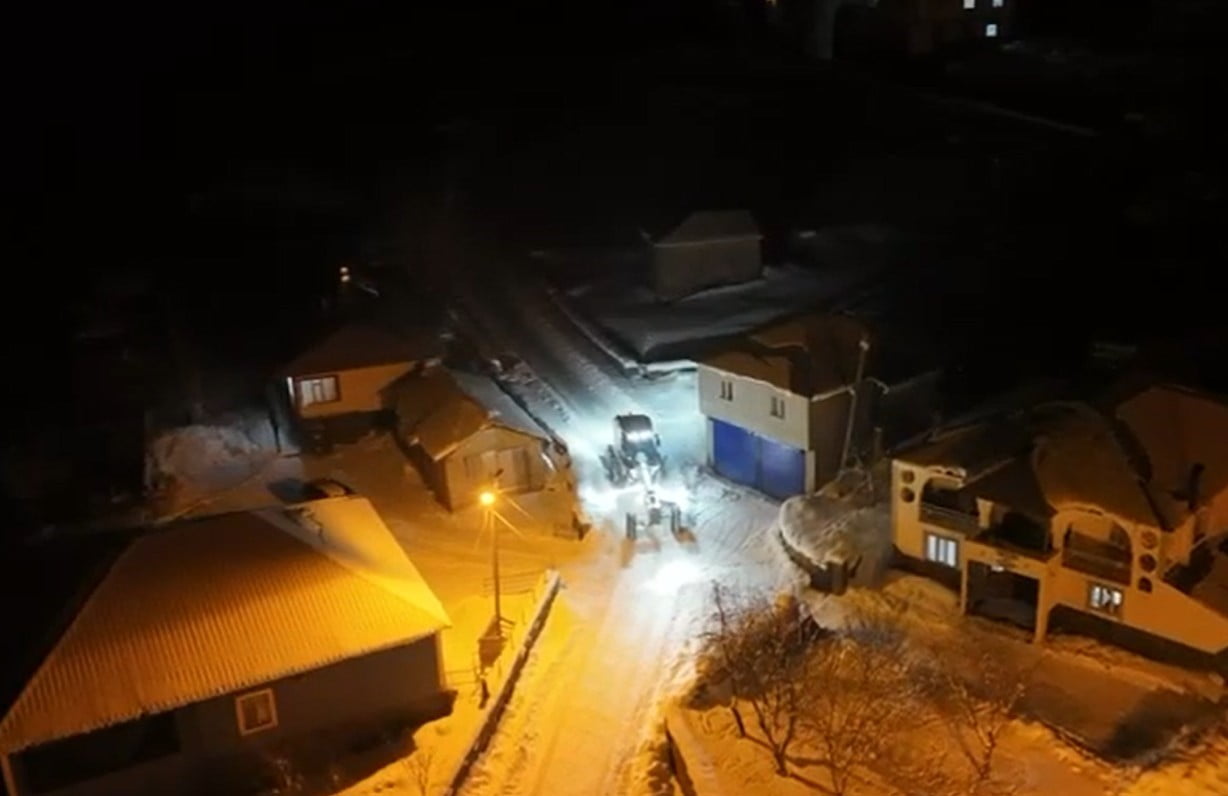 MUŞ’TA ETKİLİ OLAN YOĞUN KAR YAĞIŞI NEDENİYLE 303 KÖY YOLU ULAŞIMA KAPANIRKEN, İL ÖZEL İDARESİ VE...