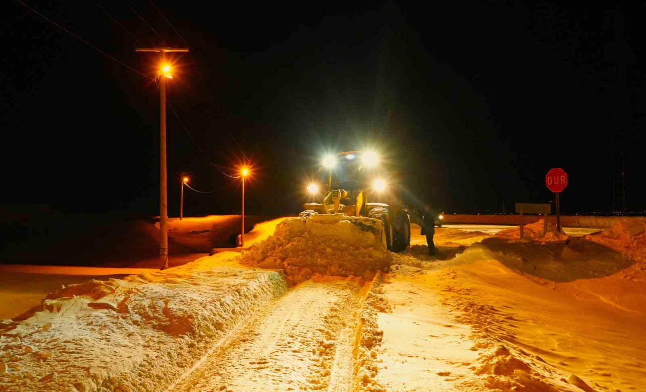 MUŞ’TA ETKİLİ OLAN YOĞUN KAR YAĞIŞI NEDENİYLE KAPANAN KÖY VE MEZRA YOLLARI, İL ÖZEL İDARESİ...