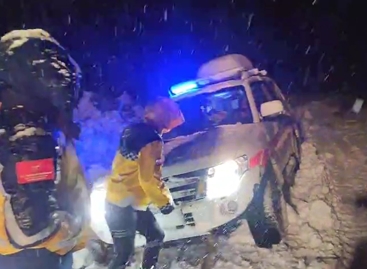 MUŞ’TA ETKİLİ OLAN YOĞUN KAR YAĞIŞI NEDENİYLE YOLU KAPANAN KÖYDE ATEŞLENEN BİR ÇOCUĞA ULAŞMAK İÇİN...