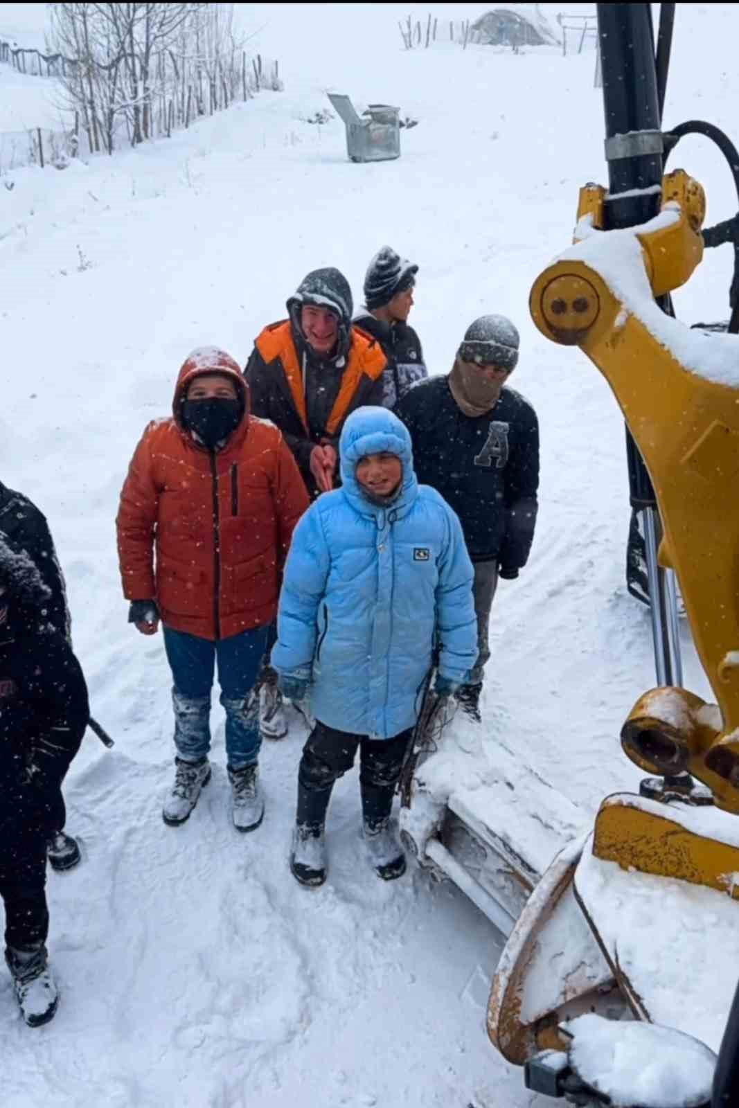 MUŞ’TA KARLA MÜCADELE ÇALIŞMALARI SIRASINDA KEPÇE OPERATÖRÜ İLE ÇOCUKLAR ARASINDA YAŞANAN DİYALOG...