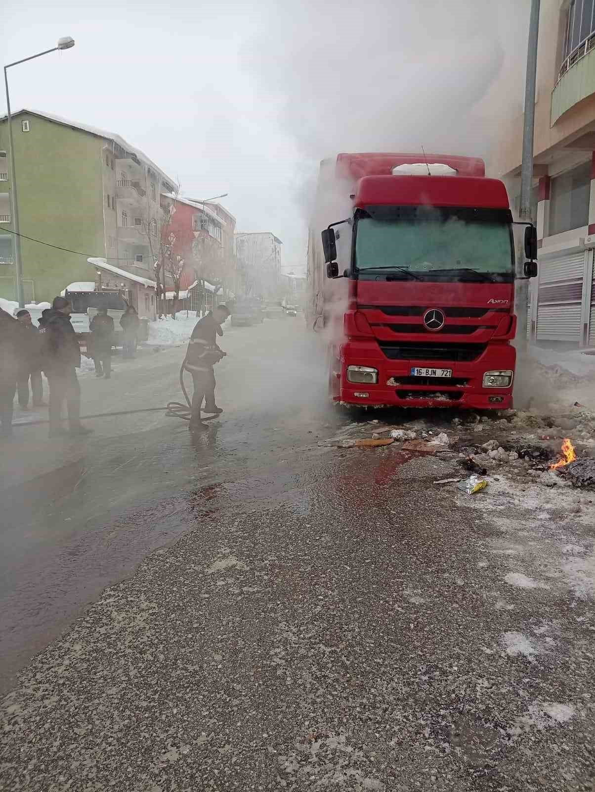 MUŞ’TA PARK HALİNDEKİ BİR TIRIN MOTOR KISMINDA ÇIKAN YANGIN, İTFAİYE EKİPLERİNİN ZAMANINDA...