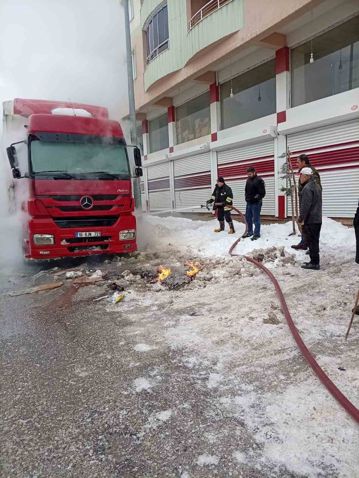MUŞ’TA PARK HALİNDEKİ BİR TIRIN MOTOR KISMINDA ÇIKAN YANGIN, İTFAİYE EKİPLERİNİN ZAMANINDA...