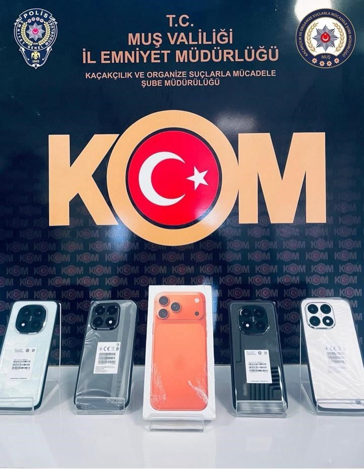 MUŞ’TA POLİS EKİPLERİNCE BİR KARGODA YAPILAN ARAMADA 5 ADET GÜMRÜK KAÇAĞI CEP TELEFONU ELE...