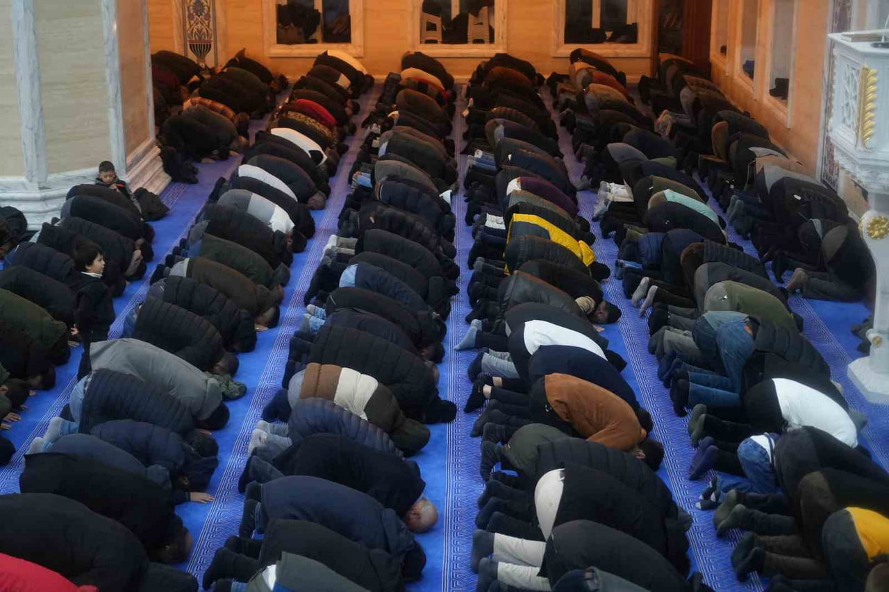 MUŞ’TA VATANDAŞLAR, MİRAÇ KANDİLİ DOLAYISIYLA CAMİLERİ DOLDURARAK DUA VE İBADETLERLE MÜBAREK...