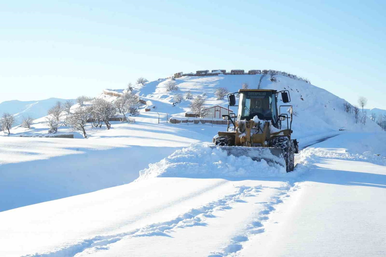 MUŞ’TA YOĞUN KAR YAĞIŞI NEDENİYLE 181 KÖY YOLU ULAŞIMA KAPANDI.