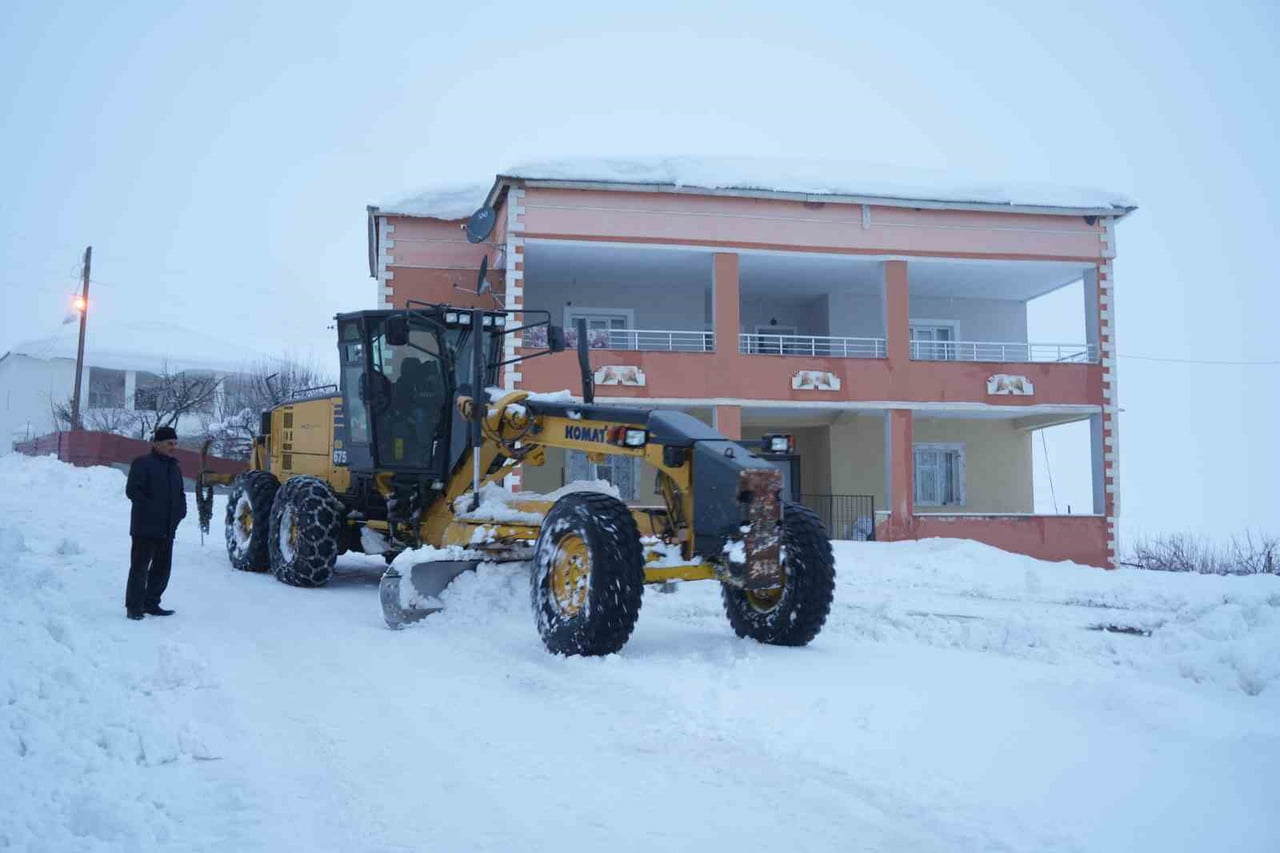 MUŞ’TA YOĞUN KAR YAĞIŞI NEDENİYLE 51 KÖY YOLU ULAŞIMA KAPANDI.