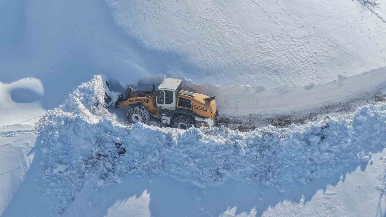 MUŞ’TA YOĞUN KAR YAĞIŞI NEDENİYLE 51 KÖY YOLU ULAŞIMA KAPANDI.