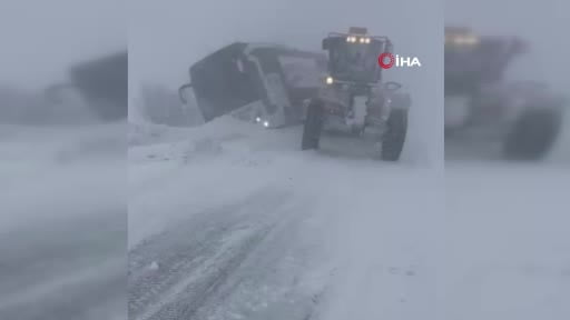 Muş’ta yolcu otobüsü kayarak yoldan çıktı