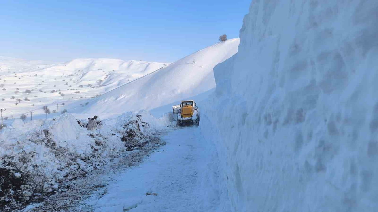 MUŞ’TA YOLU KAPANAN YAMAÇ KÖYÜNE BAĞLI REL MEZRASINDA TEK BAŞINA YAŞAYAN BESİCİNİN HAYVAN YEMLERİ...