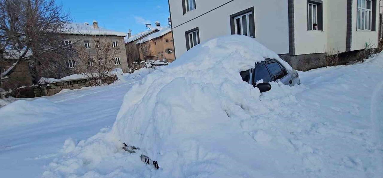 MUŞ’UN HASKÖY İLÇESİNDE ETKİLİ OLAN YOĞUN KAR YAĞIŞI, GÜNLÜK YAŞAMI OLUMSUZ ETKİLEMEYE DEVAM...