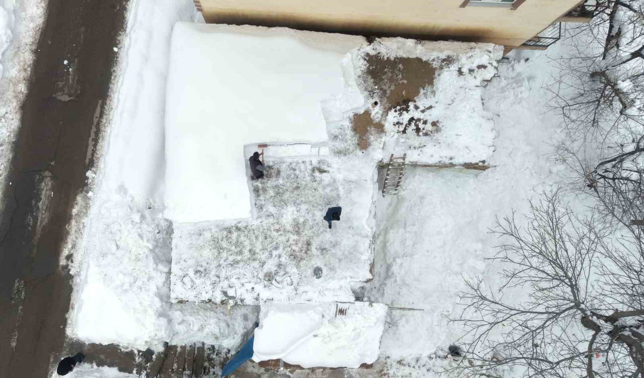 MUŞ’UN KALE MAHALLESİ’NDE ETKİLİ OLAN YOĞUN KAR YAĞIŞI NEDENİYLE TEK KATLI EVLER KARLA KAPLANDI....