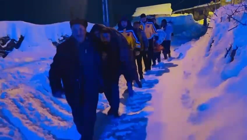 MUŞ’UN KORKUT İLÇESİNDE YOĞUN KAR YAĞIŞI NEDENİYLE YOLU ULAŞIMA KAPANAN DEMİRCİLER KÖYÜNDE...