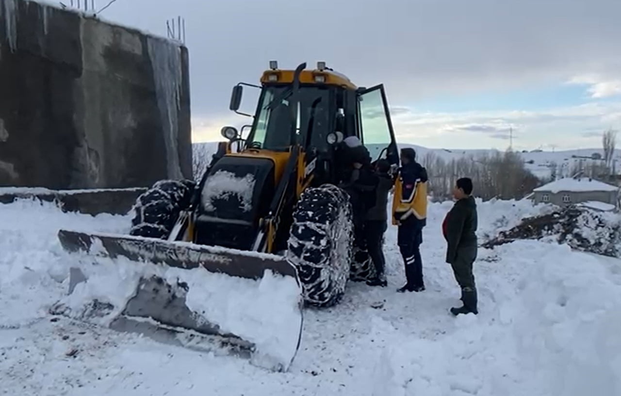 MUŞ’UN KORKUT İLÇESİNE BAĞLI TANKÖY KÖYÜNDE RAHATSIZLANAN 78 YAŞINDAKİ HASTA, YOĞUN KAR YAĞIŞI...